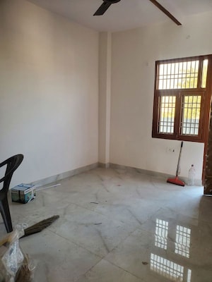 Room in 1 BHK Builder Floor at Vaishali Sector 5 – for Rent