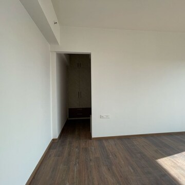 Room in 4 BHK Apartment at Kalpataru Vista, Sector 128 – for Rent