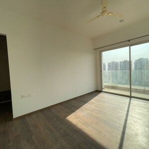 Room in 4 BHK Apartment at Kalpataru Vista, Sector 128 – for Rent