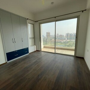 Room in 4 BHK Apartment at Kalpataru Vista, Sector 128 – for Rent