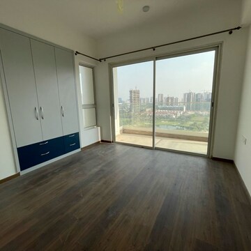 Room in 4 BHK Apartment at Kalpataru Vista, Sector 128 – for Rent