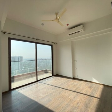 Room in 4 BHK Apartment at Kalpataru Vista, Sector 128 – for Rent