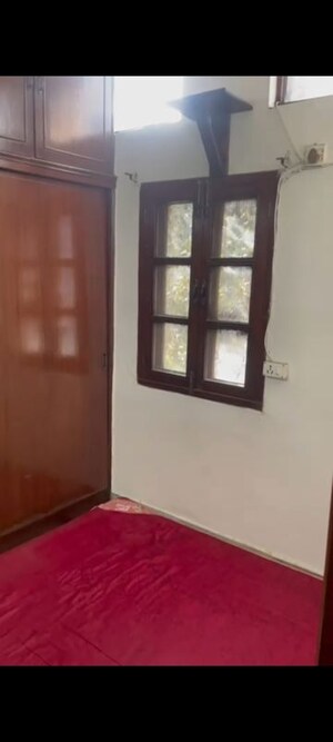 Room in 3 BHK Builder Floor at Safdarjung Enclave – for Rent