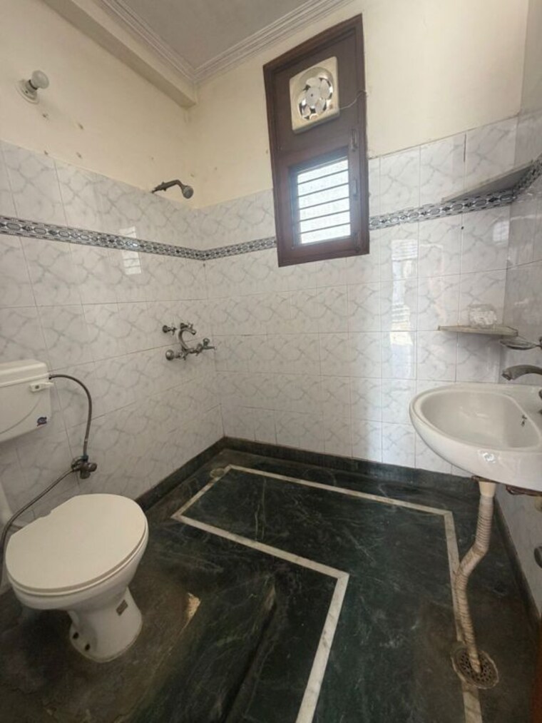 Bathroom, sector 15 2 Bedroom 1000 Sq.Ft. Builder Floor In Sector 15 Gurgaon 10053904