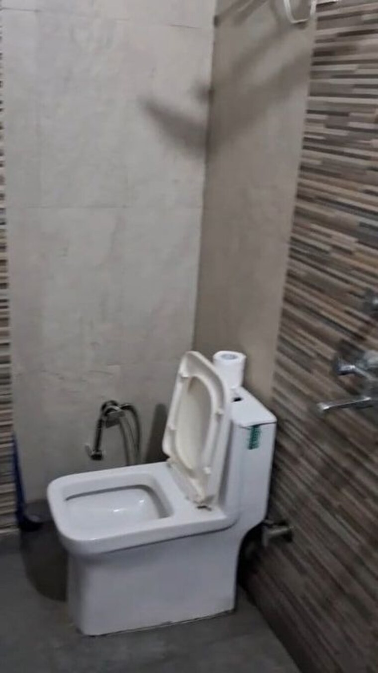 Bathroom, lajpat nagar 2 Bedroom 1100 Sq.Ft. Builder Floor In Lajpat Nagar Delhi 10053942