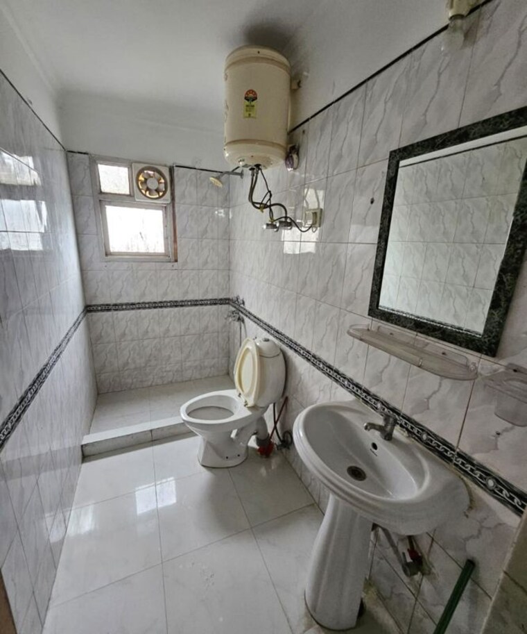 Bathroom, kailash colony Studio 450 Sq.Ft. Builder Floor In Kailash Colony Delhi 10053953