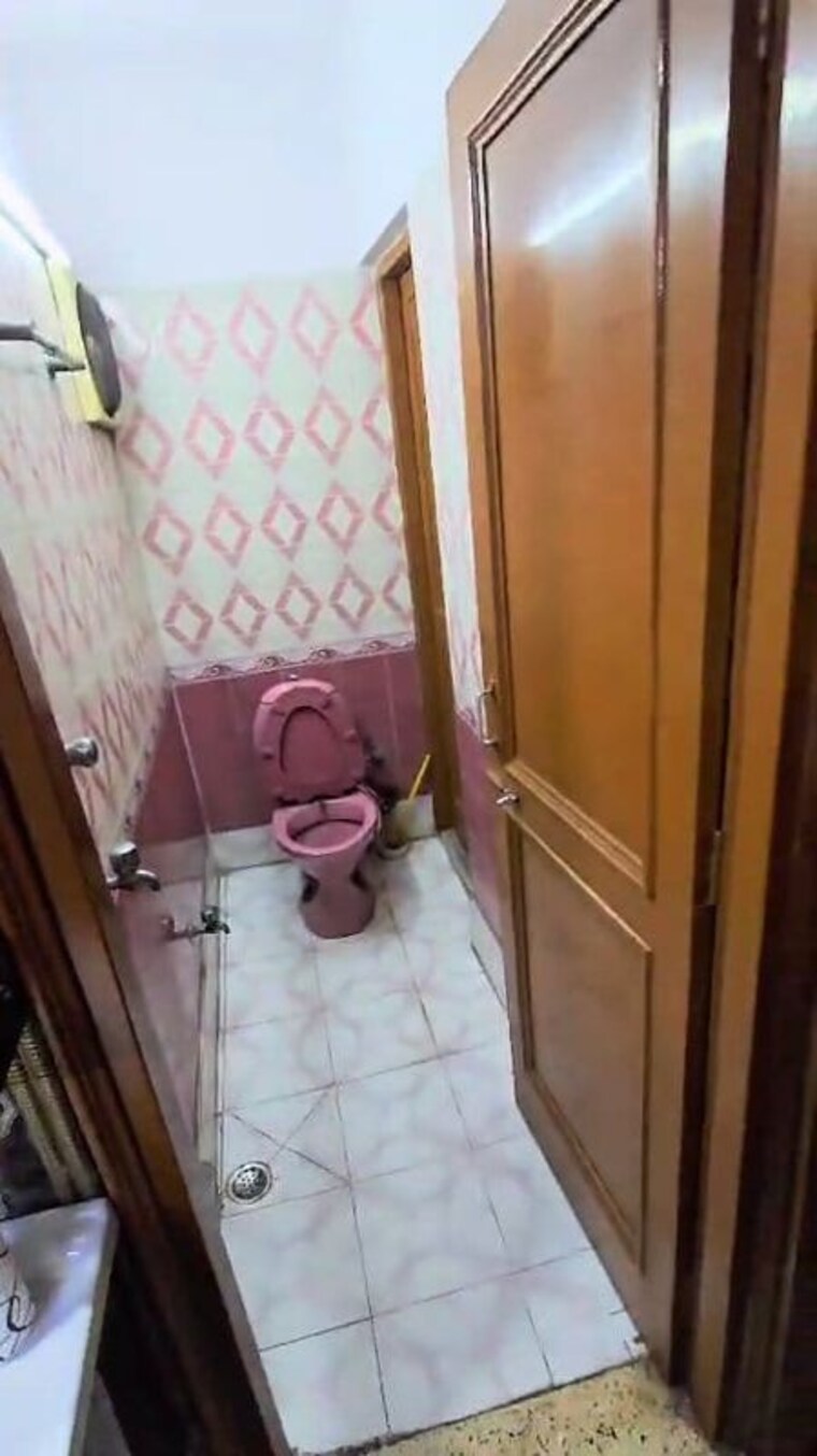 Bathroom, lajpat nagar 4 2 Bedroom 1100 Sq.Ft. Builder Floor In Lajpat Nagar 4 Delhi 10053974