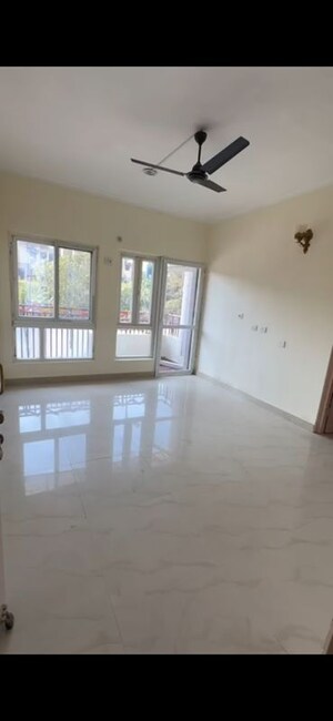 Room in 4 BHK Apartment at Siddharth Vihar – for Rent