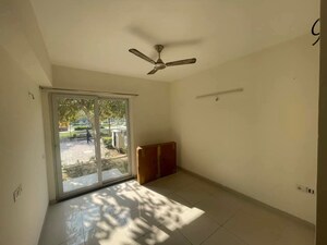 Room in 3 BHK Villa at BPTP Amstoria, Sector 102 – for Rent