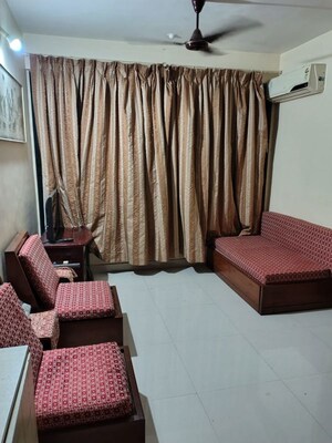 Living Room in 2.5 BHK Apartment at Kalpataru Towers, Kandivali East – for Rent