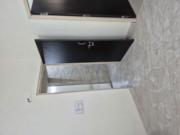 Furnished Amenities in 1.5 BHK Apartment at Mayur Vihar – for Rent