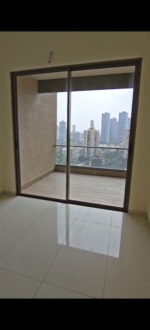 Room in 4 BHK Apartment at Prestige Siesta, Mulund West – for Sale