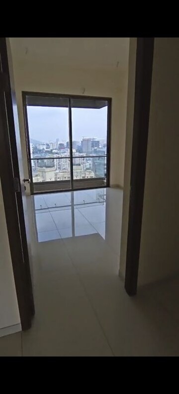 Room in 4 BHK Apartment at Prestige Siesta, Mulund West – for Sale