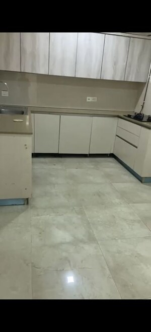 Room in 3 BHK Apartment at Hiranandani Phillipa, Ghodbunder Road – for Rent