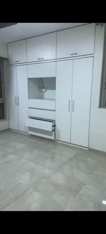 Room in 3 BHK Apartment at Hiranandani Phillipa, Ghodbunder Road – for Rent