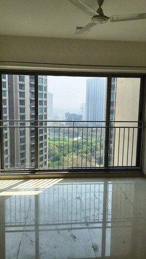 Room in 2 BHK Apartment at Kalpataru Parkcity Sunrise B, Kolshet Road – for Rent