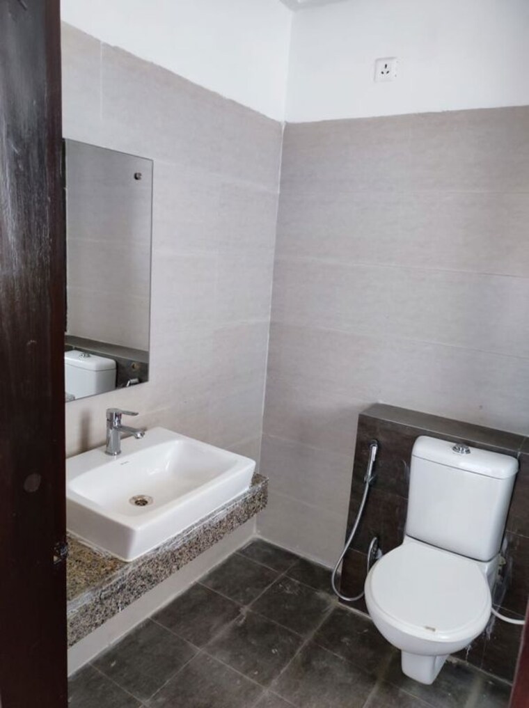 Bathroom, umang-winter-hills-phase-2 3 Bedroom 1822 Sq.Ft. Apartment In Sector 77 Gurgaon 10054621