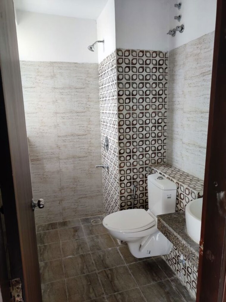 Bathroom, umang-winter-hills-phase-2 3 Bedroom 1822 Sq.Ft. Apartment In Sector 77 Gurgaon 10054621