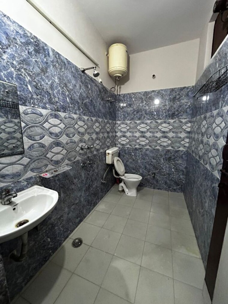 Bathroom, sector 22b 2 Bedroom 1200 Sq.Ft. Builder Floor In Sector 22b Gurgaon 10054740