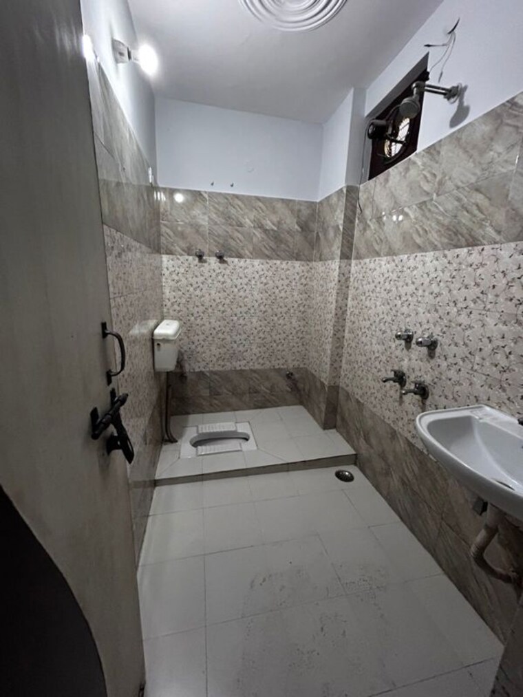 Bathroom, sector 22b 2 Bedroom 1200 Sq.Ft. Builder Floor In Sector 22b Gurgaon 10054740
