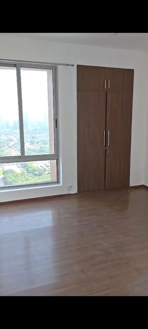 Room in 4 BHK Apartment at Pioneer Park Phase 1, Sector 61 – for Sale