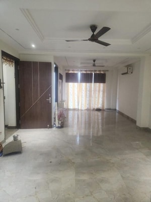 Room in 3 BHK Builder Floor at Sector 57 – for Rent