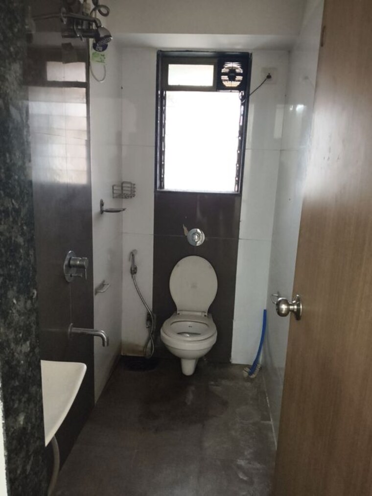 Bathroom, vile parle east 2 Bedroom 750 Sq.Ft. Apartment In Vile Parle East Mumbai 10054996