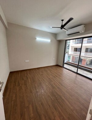 Room in 3 BHK Apartment at Signature Global City 63A, Sector 63a – for Rent