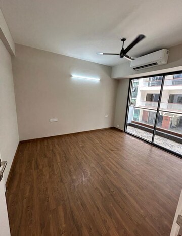 Room in 3 BHK Apartment at Signature Global City 63A, Sector 63a – for Rent