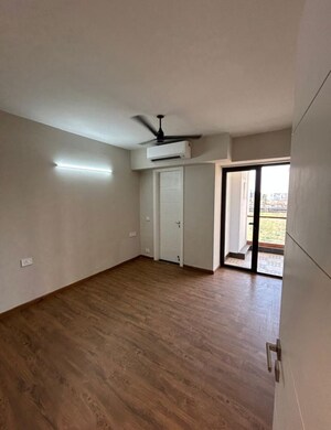 Room in 3 BHK Apartment at Signature Global City 63A, Sector 63a – for Rent