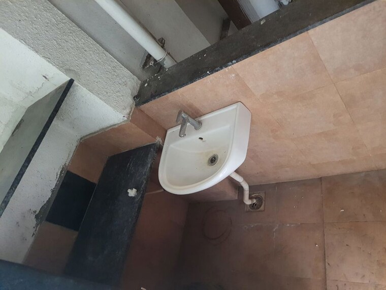 Bathroom, atrium-skyward 1 Bedroom 620 Sq.Ft. Apartment In Undri Pune 10055084