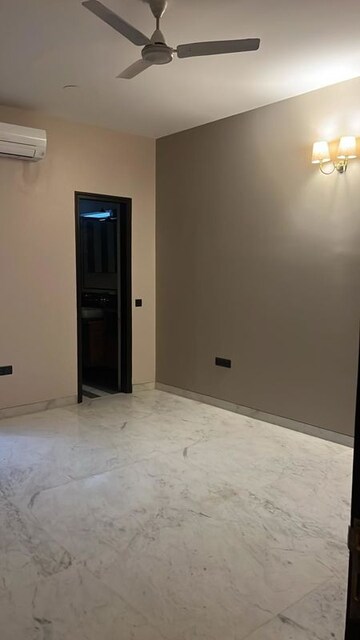 Room in 3 BHK Builder Floor at Jor Bagh – for Rent
