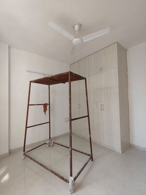 Room in 2 BHK Apartment at Omaxe The Palace, Gomti Nagar – for Rent