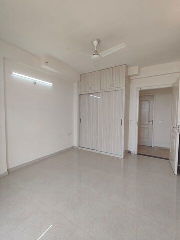 Room in 2 BHK Apartment at Omaxe The Palace, Gomti Nagar – for Rent