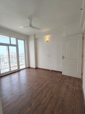 Room in 2 BHK Apartment at Omaxe The Palace, Gomti Nagar – for Rent