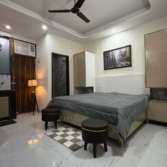 1 RkBuilder Floor For Rent in DLF City Phase III