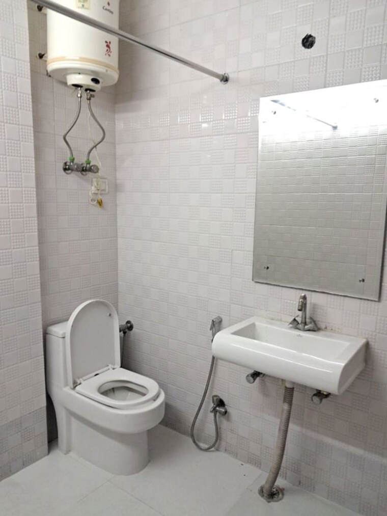 Bathroom, paryavaran complex 2 Bedroom 900 Sq.Ft. Builder Floor In Paryavaran Complex Delhi 10055177
