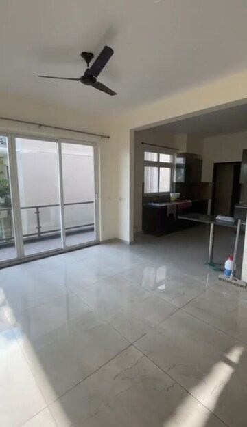 Room in 5 BHK Apartment at BPTP Amstoria, Sector 102 – for Rent