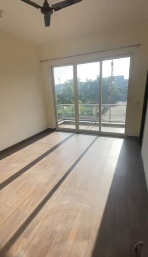 Room in 5 BHK Apartment at BPTP Amstoria, Sector 102 – for Rent