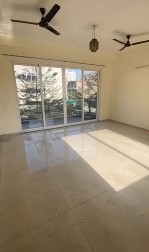 Room in 5 BHK Apartment at BPTP Amstoria, Sector 102 – for Rent