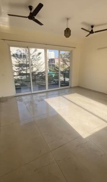 Room in 5 BHK Apartment at BPTP Amstoria, Sector 102 – for Rent