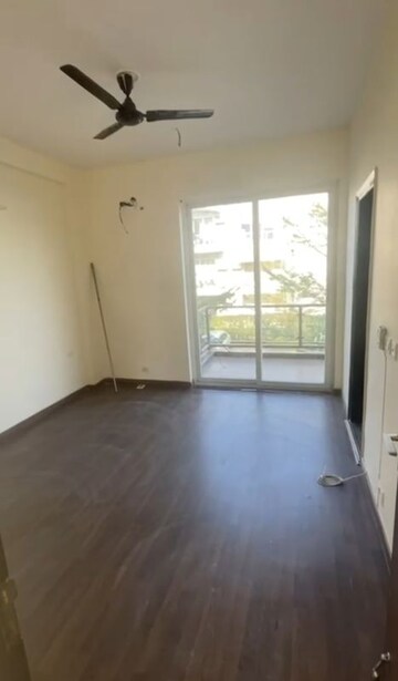 Room in 5 BHK Apartment at BPTP Amstoria, Sector 102 – for Rent