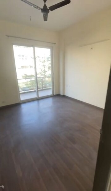 Room in 5 BHK Apartment at BPTP Amstoria, Sector 102 – for Rent