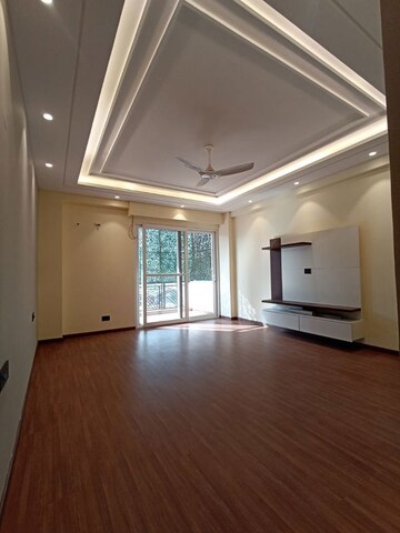 Room in 5 BHK Builder Floor at South City 2 – for Rent