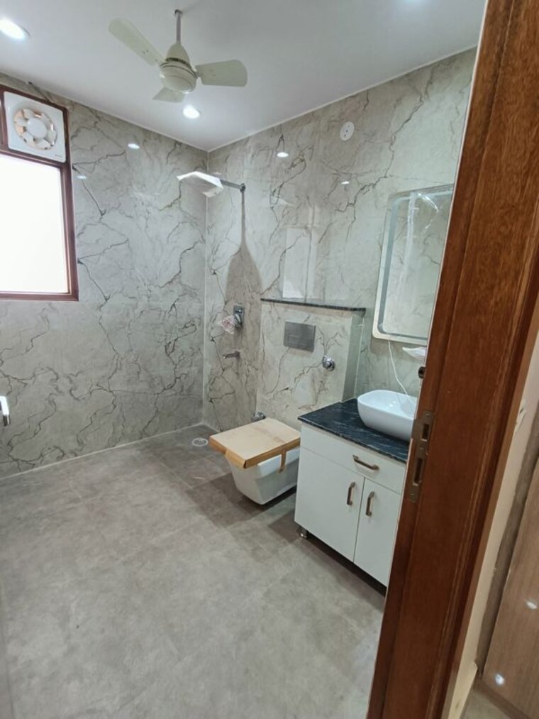 Bathroom, rwa-residential-society-sector-46 4 Bedroom 342 Sq.Yd. Builder Floor In Sector 46 Gurgaon 10055303