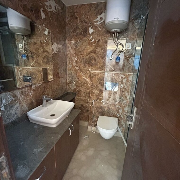 Bathroom, lajpat nagar 4 3 Bedroom 1800 Sq.Ft. Builder Floor In Lajpat Nagar 4 Delhi 10055314