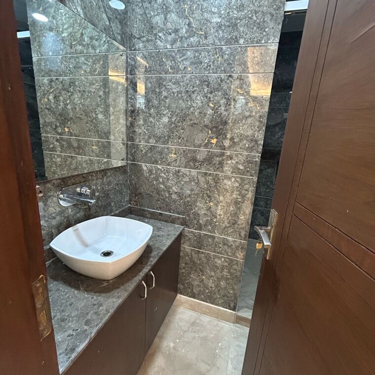 Bathroom, lajpat nagar 4 3 Bedroom 1800 Sq.Ft. Builder Floor In Lajpat Nagar 4 Delhi 10055314
