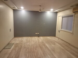 Room in 2.5 BHK Apartment at Khar Mahesh Apartment, Khar West – for Rent