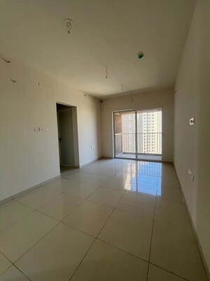 Room in 2 BHK Apartment at Godrej Green Vistas, Mahalunge – for Rent