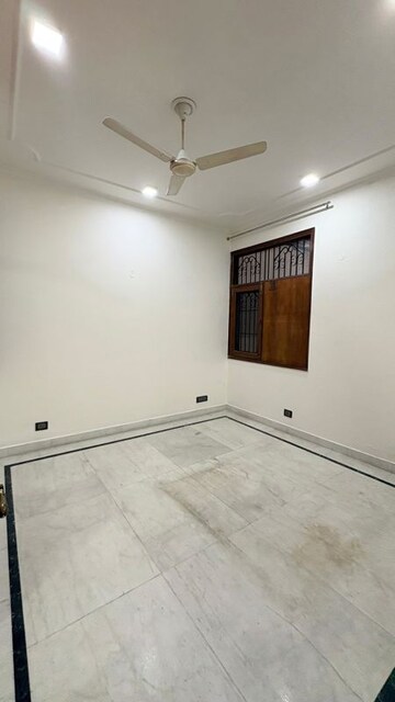 Room in 3 BHK Builder Floor at Sukhdev Vihar – for Rent